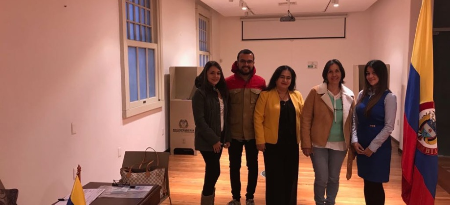 Inició la jornada electoral presidencial 2018 para la segunda vuelta en el Consulado de Colombia en Montevideo
