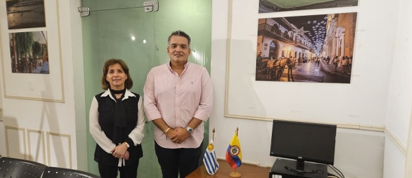 Usuarios del Consulado de Colombia en Montevideo ahora cuentan con un computador para facilitar la realización de sus trámites