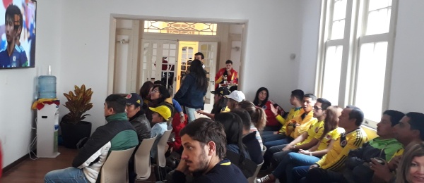 Los colombianos residentes en Uruguay se reúnen en la sede de la Embajada en Montevideo para ver el partido de Colombia contra Japón