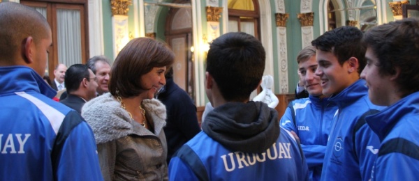 Jóvenes de Uruguay que participarán en intercambio deportivo en Cartagena se reunieron con la Canciller Holguín en Montevideo